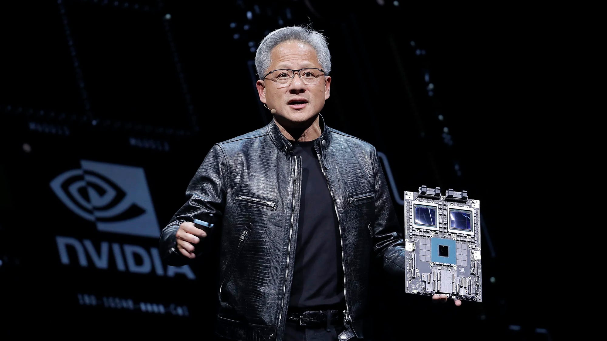 CEO NVIDIA Jensen Huang cảnh báo mất việc do AI nếu ngừng đổi mới sáng tạo