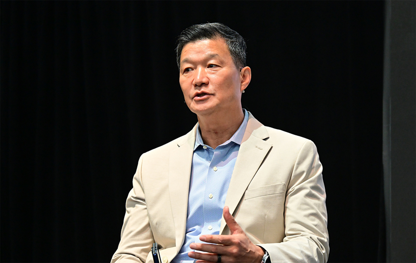 Ông Hon Pak - Phó Chủ tịch cấp cao phụ trách mảng Sức khỏe Số tại Samsung. Ông Hon Pak phát biểu về AI trong chăm sóc sức khỏe